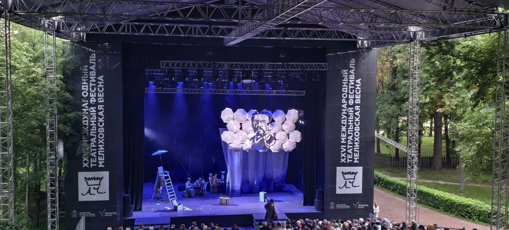  Музей-заповедник А.П. Чехова «Мелихово». Театральный фестиваль «Мелиховская весна». Проекция на декорации. Работает проектор BARCO HDX W 20 (FLEX )    